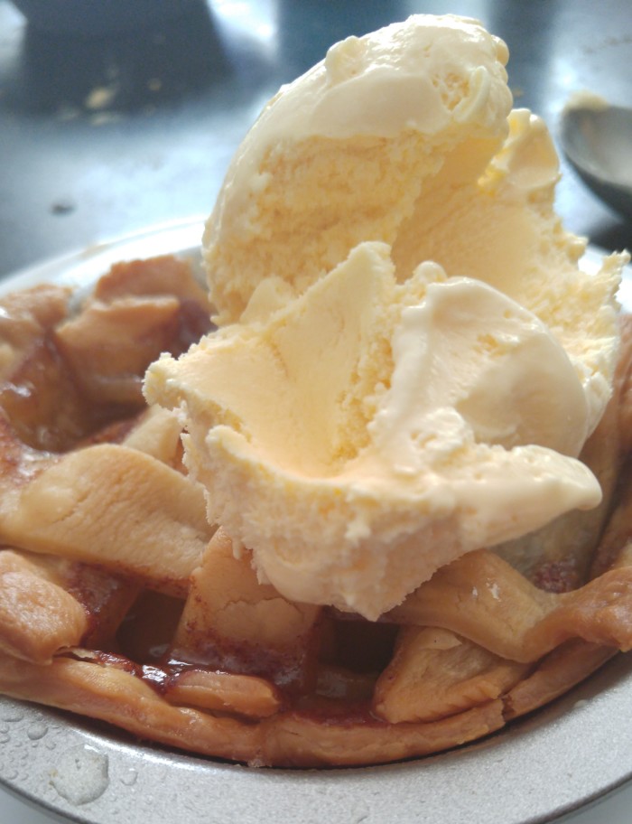 apple pie with ice cream